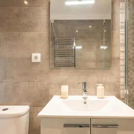 The Shoreline Spacious 4bdr In Caparica *