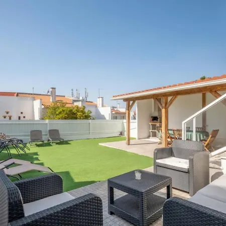 The Shoreline Spacious 4bdr In Caparica